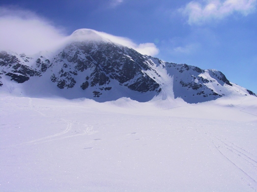 Pointe d'Archeboc : Glacier de l'Argentière et pointe d'Archeboc, photographiés depuis le col de l'Argentière. L'accès se fait par la petite vire complètement à droite de la photo.