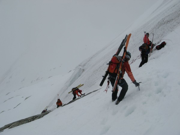 #7 Ressaut Ailefroide : Pendant que Cyril installe une corde pour passer une petite langue de neige qui permet d Ressaut Ailefroide : Pendant que Cyril installe une corde pour passer une petite langue de neige qui permet d'éviter le ressaut glaciaire