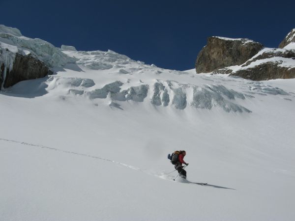 #7 Sous les Séracs : Maud file tranquillement sous la "barre" de séracs du glacier du Sélé Sous les Séracs : Maud file tranquillement sous la "barre" de séracs du glacier du Sélé