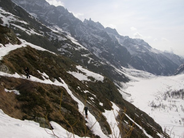 Au dessus du Pré de Mme Carle : Peu de neige sur les premières pentes.
Photo: Sylvain