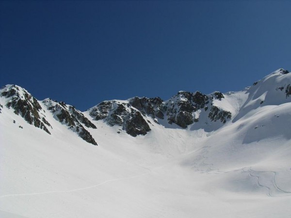 combe BelleEtoile/Ilettes : le sommet est a portee de ski a gauche...
devant nous se dresse le sommet de la crete des Ilettes