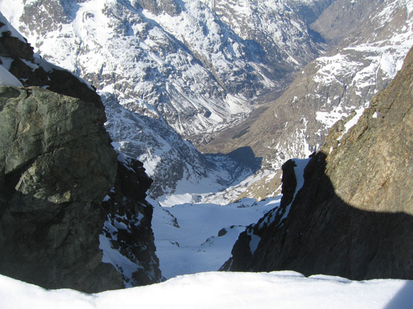 #2 La Bérarde : La brêche sans nom donne sur la Bérarde, tout en bas. On voit bien l La Bérarde : La brêche sans nom donne sur la Bérarde, tout en bas. On voit bien l'enneigement encore très correct en bas de Bonne Pierre