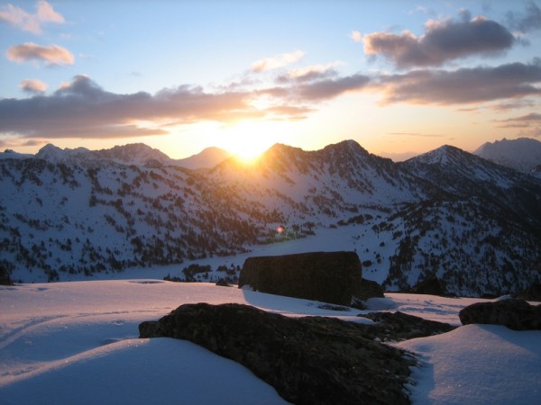 Jour 3 : Levé de soleil en montant au Néouvielle, au dessus des lacs d'Aubert et d'Aumar.