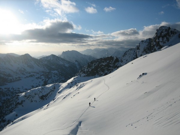 Jour 3 : Superbe itinéraire pour gagner le sommet du Néouvielle. Ici au cours de la traversée en direction de la Brêche de Chaussenque.