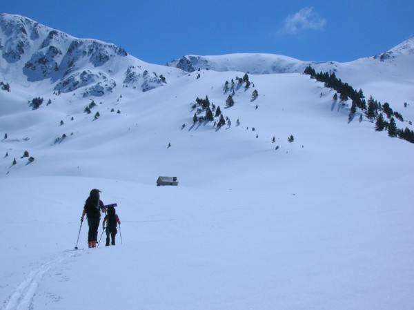 Jour 1 : Montée vers le col de Barège. La cabane d'Aygues Cluses est en vue.