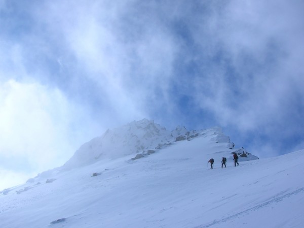 Jour 3 : Bientôt le sommet ! Nous avons renoncé aux rochers sommitaux : ils étaient plâtrés/verglacés, et le brouillard nous enveloppait progressivement.