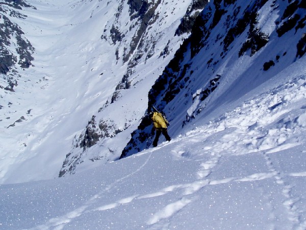 Au sommet du couloir : Notre sympathique surfer va bientôt dévaler la pente...