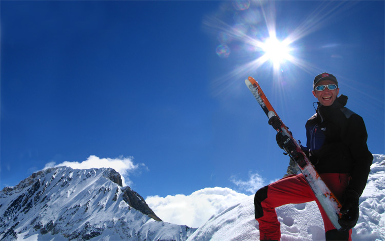 #2 Col du Moine : Il est très content de ses skis !!
Deriere la face NO de la Parrachée, qui a été skié la Veille. Col du Moine : Il est très content de ses skis !!
Deriere la face NO de la Parrachée, qui a été skié la Veille.