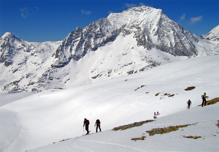 #1 Plan de la Gorma : Montée au lac du Génépy.
Derière la face E de l Plan de la Gorma : Montée au lac du Génépy.
Derière la face E de l' Echelles, ça ne passe pas cette année (ou plus)