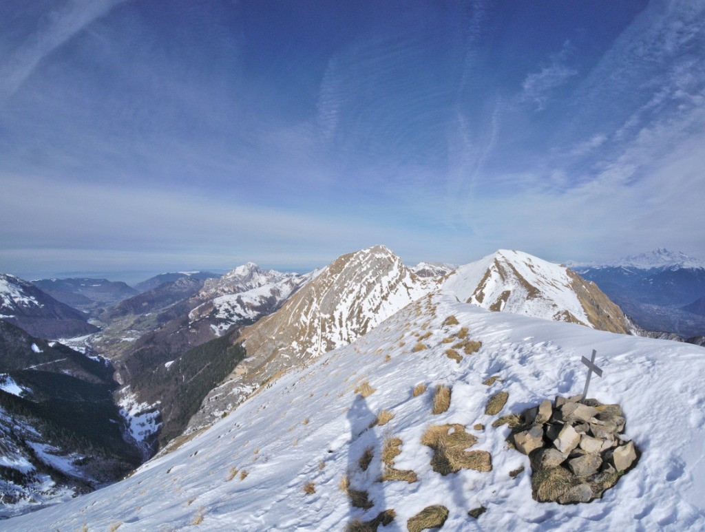Au sommet des Arces, vue sur Pecloz et Armenaz