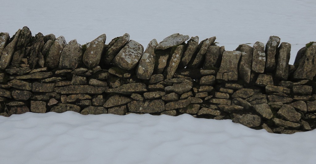 mur typique en pierres sèches