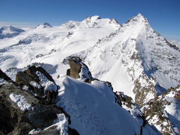 #5 Sommet : Véro arrive au sommet avec le Grand Paradis derrière. Sommet : Véro arrive au sommet avec le Grand Paradis derrière.