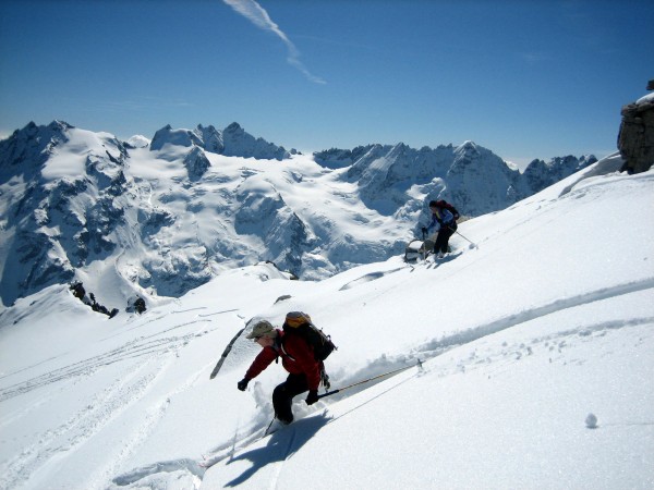 #6 Poudre : Franco et Nicole descendent avec en second plan au centre de la photo le col di Money, but du jeudi (mauvais temps). Poudre : Franco et Nicole descendent avec en second plan au centre de la photo le col di Money, but du jeudi (mauvais temps).