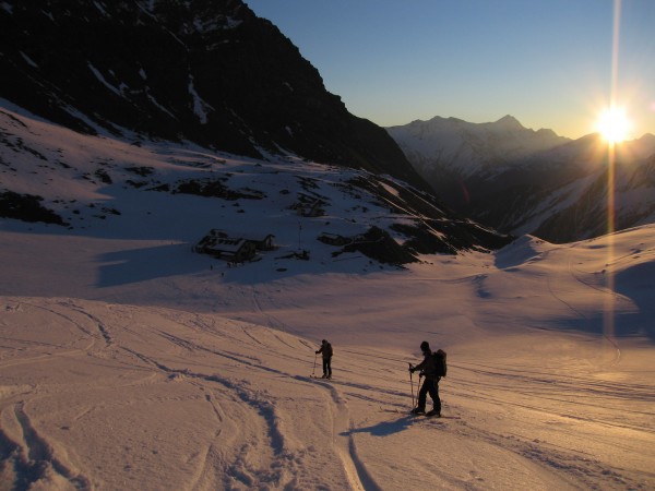 #1 Le soleil se lève : Le soleil se lève sur le refuge Le soleil se lève : Le soleil se lève sur le refuge