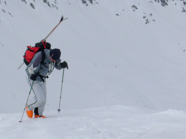 #3 Croix Pinelli : Toujours ce vent fort, qui nous fera courber le dos et baisser la tête sur l Croix Pinelli : Toujours ce vent fort, qui nous fera courber le dos et baisser la tête sur l'arête menant à la Croix Pinelli.