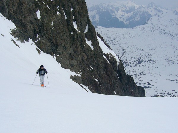 #1 Taillefer, Col du Grand Vent : L Taillefer, Col du Grand Vent : L'arrivée au col du Grand Vent. Vent fort qui nous fera supporter facilement la vest et le bonnet pendant toute la sortie.
