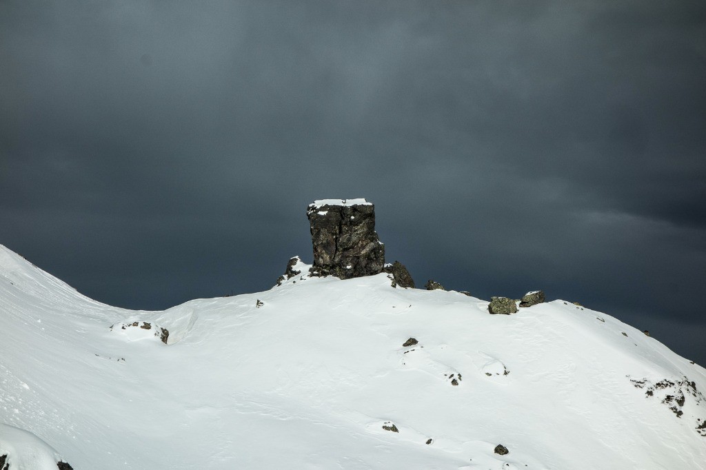 Une dent posée là, incongrue