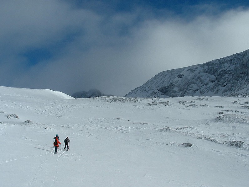 #4 Direction couloir N : On va voir du côté du couloir N si on peut monter à la croix. Pas assez de neige :(( Direction couloir N : On va voir du côté du couloir N si on peut monter à la croix. Pas assez de neige :((