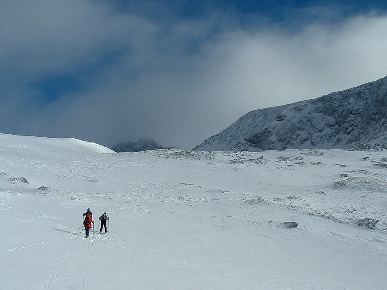 Direction couloir N : On va voir du côté du couloir N si on peut monter à la croix. Pas assez de neige :((