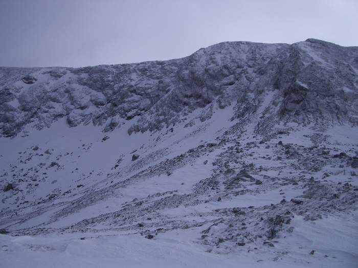 Le couloir Pinelli vu de côté : ....à l'évidence, il manque encore un peu de neige.....