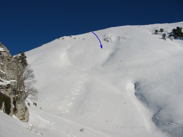 #6 Descente du Colombier : Vue depuis la base de la face Ouest du grand Colombier (400m à 35° avec des passages à 40°) Descente du Colombier : Vue depuis la base de la face Ouest du grand Colombier (400m à 35° avec des passages à 40°)