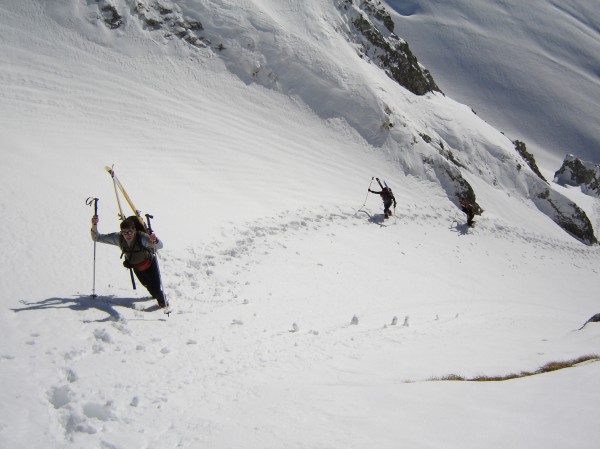 #2 face S du Pecloz : La montée en plein cagnard est éprouvante. Et la neige commence déjà à dégouliner ... face S du Pecloz : La montée en plein cagnard est éprouvante. Et la neige commence déjà à dégouliner ...