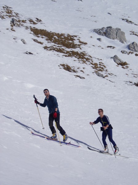 #4 Remontée en peaux : on remonte chercher les affaires laissées à l Remontée en peaux : on remonte chercher les affaires laissées à l'épaule en grande décontraction et au soleil s'il vous plaît !