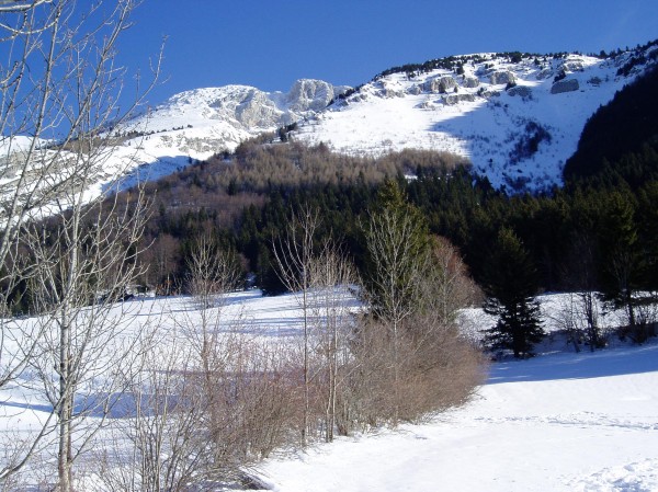 #6 Combes des Fourches : La montée se fait par l Combes des Fourches : La montée se fait par l'épaule à gauche et la descente par la combe tout droit; au fond à gauche le rocher de l'Ours
