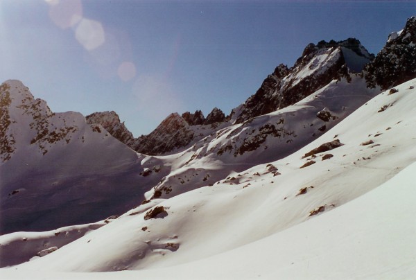 #1 Col des Aiguillons : En arrivant sur le Col des Aiguillons. Tout en haut à droite, la partie supérieure du Glacier de Celliers et le sommet Col des Aiguillons : En arrivant sur le Col des Aiguillons. Tout en haut à droite, la partie supérieure du Glacier de Celliers et le sommet
