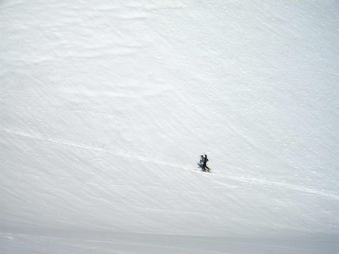 vision surréaliiste : Un skieur de rando avec un surf sur le dos, au cas où...(petite pensée à JP !)