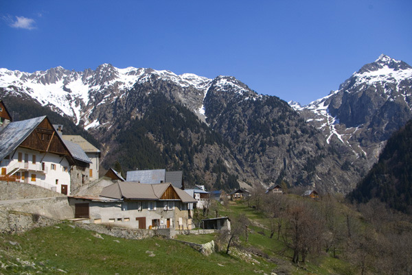 #6 Le Rivier d Le Rivier d'Allemont : Retour à la case départ, au Rivier. Là aussi, c'est le printemps.
Portage terminé !
