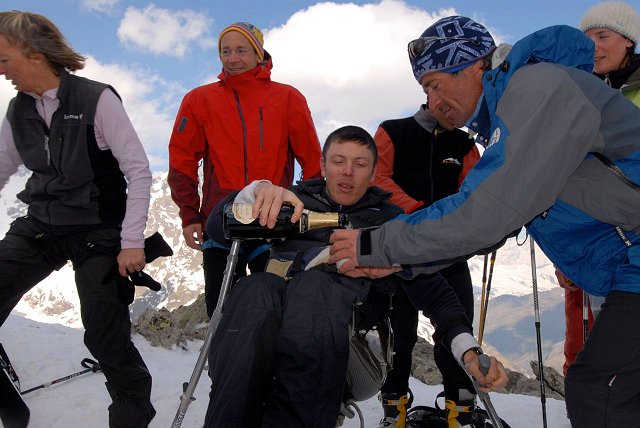 au col (ph philippe descamps) : champagne ! Il est 9h30 du matin ! Félicitation  Nat... c'est pas comme ça que tu vas progresser!