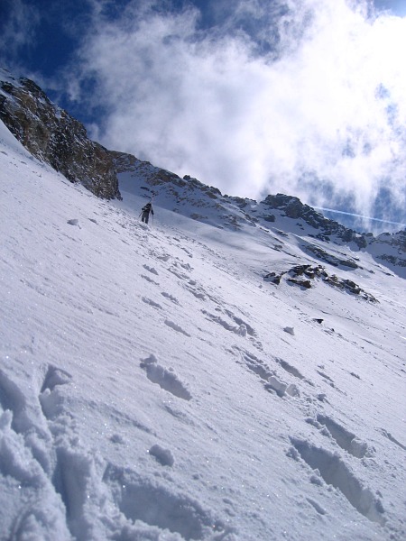 Greg sur le glacier du Santel : Le glacier se raidit sur le haut, en plus ça bottait... on met donc les skis sur le dos.