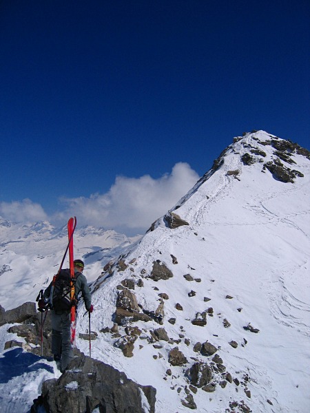 Sommet en vue : Greg sur l'arête finale. Sommet à 5 min.