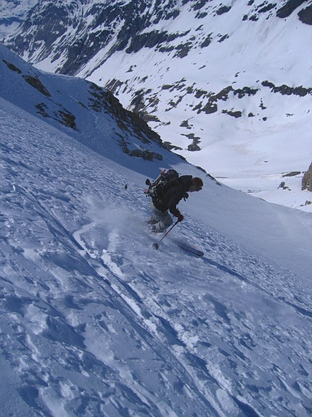 Greg dans la face nord : Poudre un peu travaillée par le vent, mais pas tant pire... je redoutais de trouver de la neige cartonnée, en fait, c'était plus que correct et on s'est fait plaisir.