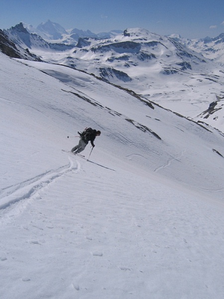 Dans la combe ouest : On se rapproche du lac de la Sassière. Il faut profiter des derniers virages avant le long plat pour revenir au Saut.