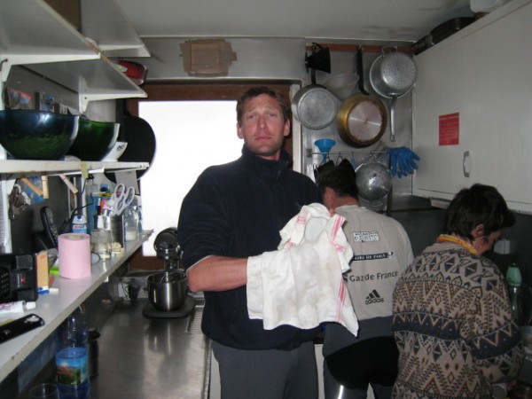 #11 Vaisselle : Jean-marc et François s Vaisselle : Jean-marc et François s'activent avec la très sympathique gardienne du promontoire.