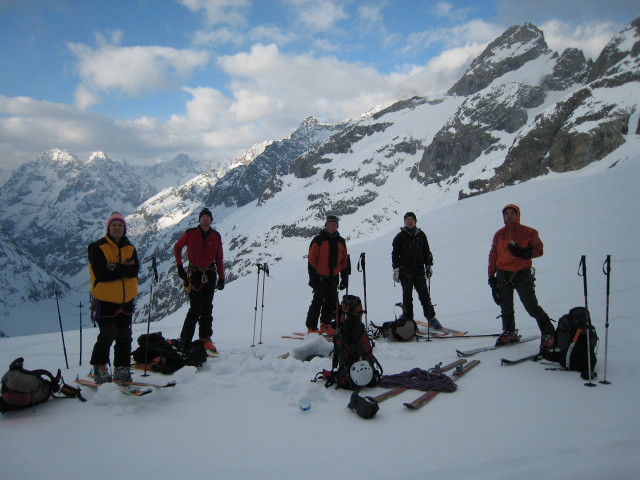#35 La fine équipe : allège les sacs sous l La fine équipe : allège les sacs sous l'arête du Promontoire.