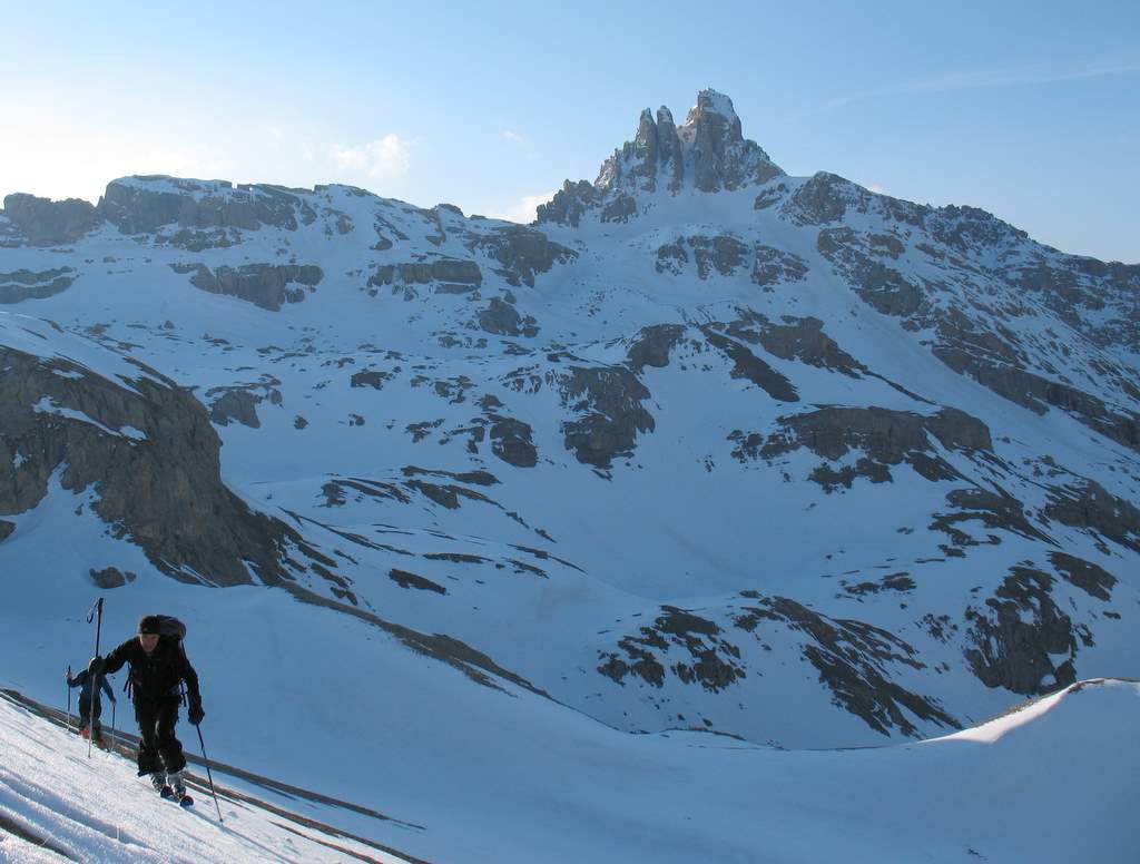 Le Pic du Béal Traversier : Arrivée sur la crête des Esparges Fines avec en fond le Pic du Béal traversier