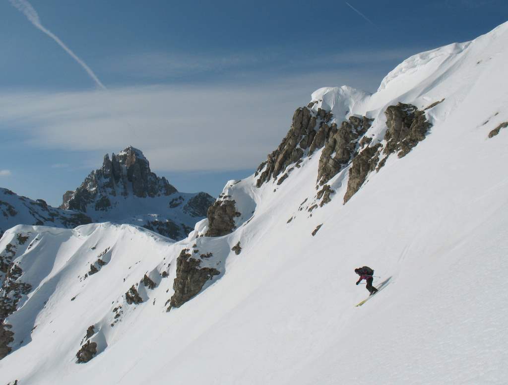 Sous les corniches : Descente de la face Est du Pic des Esparges Fines