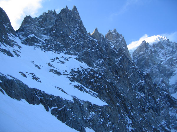 Col des Ecrins : Le Dôme s'est enfin dégagé de son gros nuage matinal