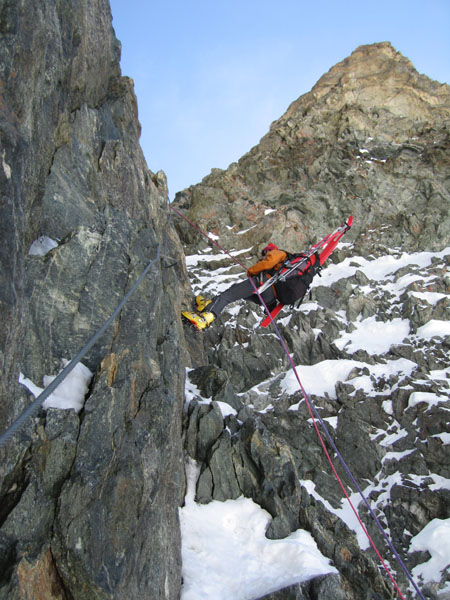 rappel dans le col des Ecrins : En se tenant au cable ça passe aussi, mais c'est tellement plus pratique en rappel