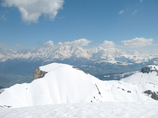 Chaine du Mt Blanc : vue de la crète, le Mt-Blanc dans les nuages...