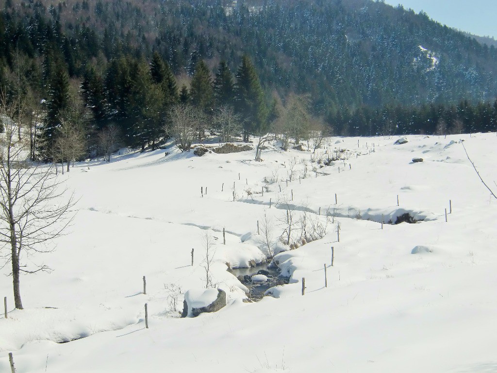 Le vertolaye qui serpente dans la vallée du Fossat...