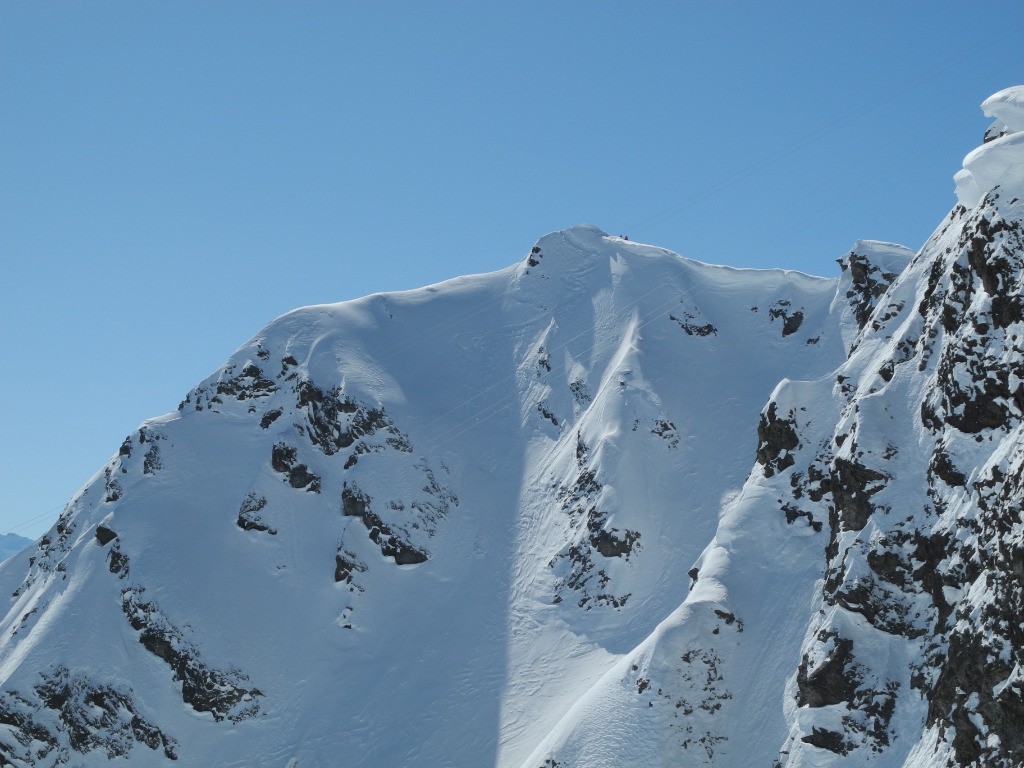Le couloir vu de face, deux skieurs à droite du sommet.