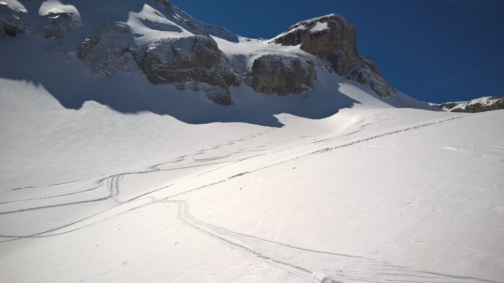 Combe Ratin, bonne poudreuse dans les pentes protègées du soleil.