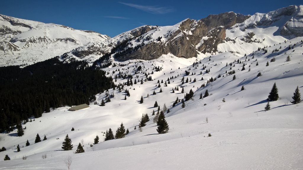 Pentes au-dessus la bergerie, la neiges est moins bonne, mais les paysages sont magnifiques.