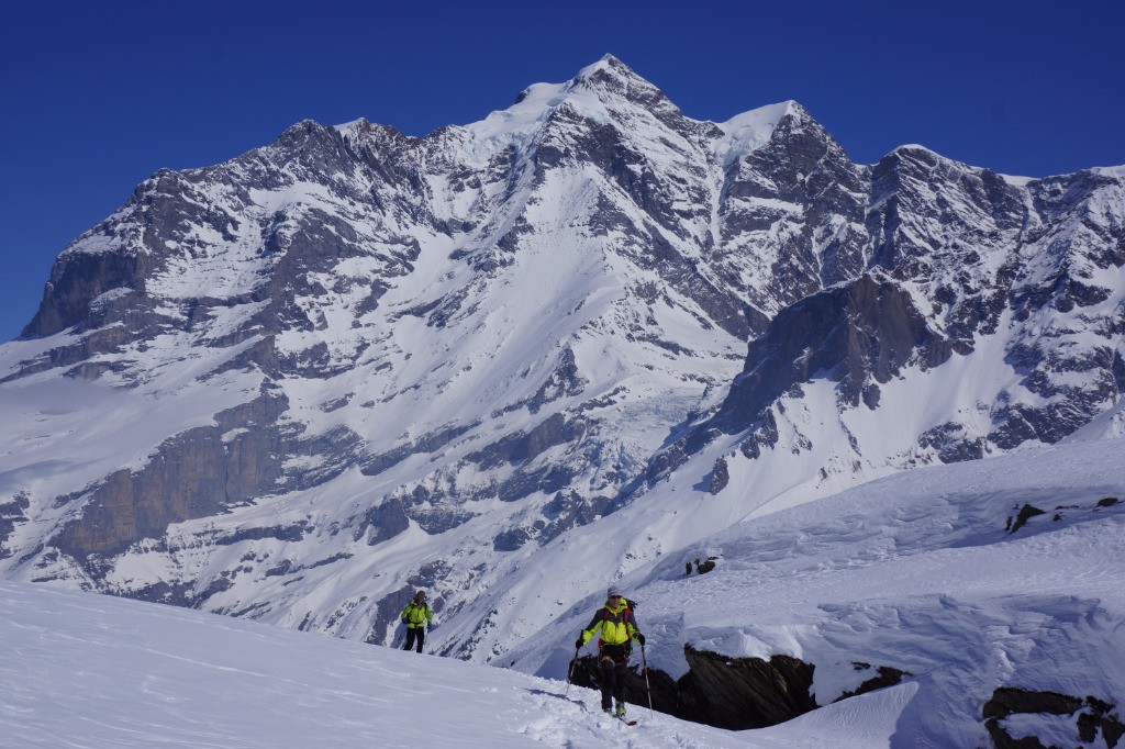 Arrivée à Mutthornhutte sur fond de Jungfrau