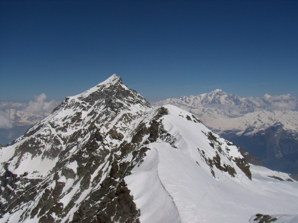 #5 Sache : Du sommet : enfilade les arêtes Sache-Pourri avec la Mt Blanc en toile de fond. Sache : Du sommet : enfilade les arêtes Sache-Pourri avec la Mt Blanc en toile de fond.