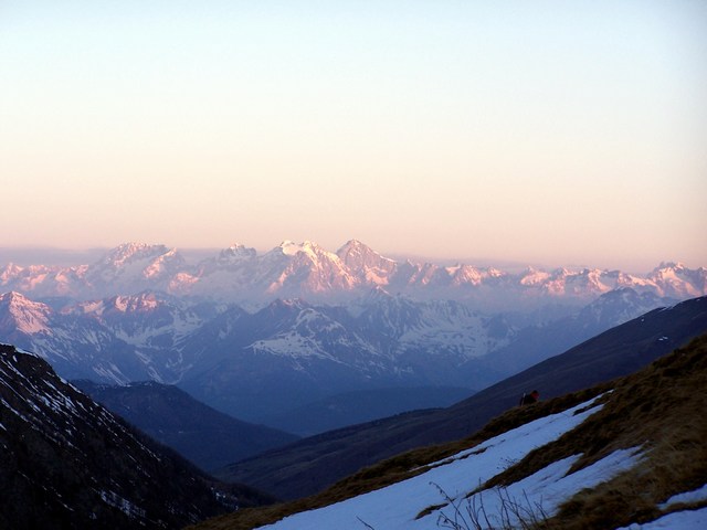 #1 Au petit matin : Départ, sur fond de lever de soleil sur les Ecrins Au petit matin : Départ, sur fond de lever de soleil sur les Ecrins